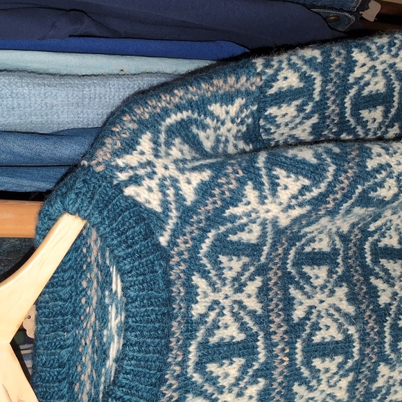 Icelandic Wool Vintage Handmade Blue & White Floral Sweater - Picture 7 of 8